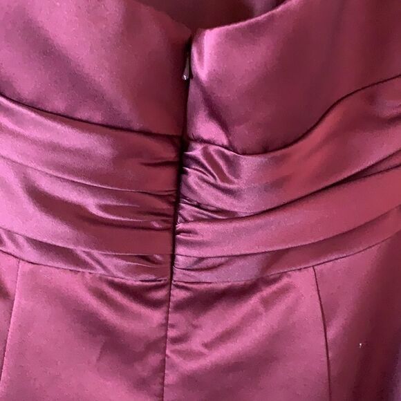 𝅺david’s Bridal maroon strapless bridesmaids gown and/or prom dress - Picture 4 of 8